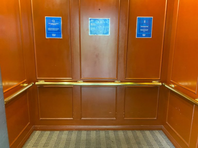 エレベーター内装