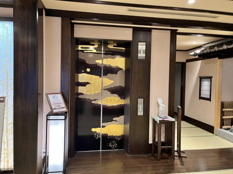 エレベーターホールフロント階1