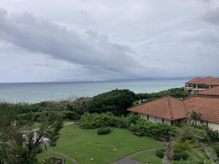 ベランダから見た景色。エメラルドグリーンの海と木々の彩りが綺麗です