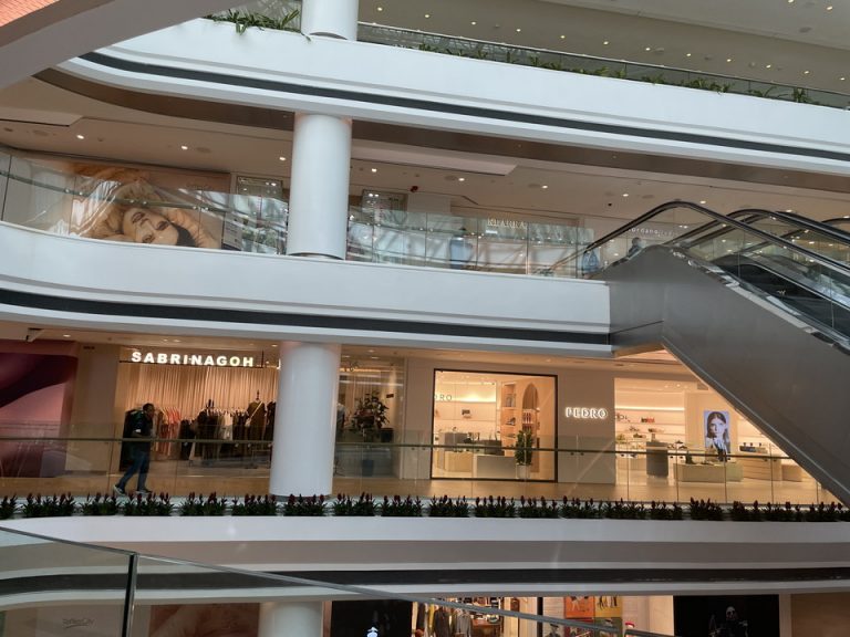 モール内ファッション店