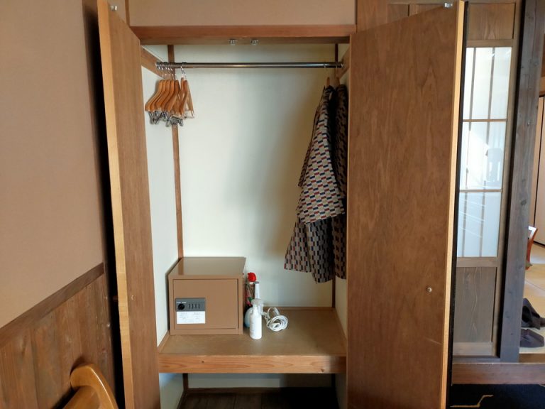 クローゼット外観(開けた状態)