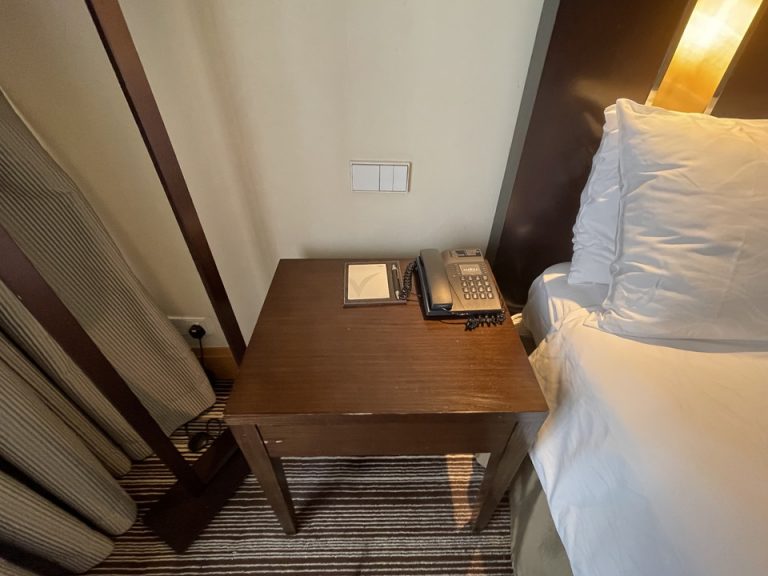 左ベッドサイドテーブル