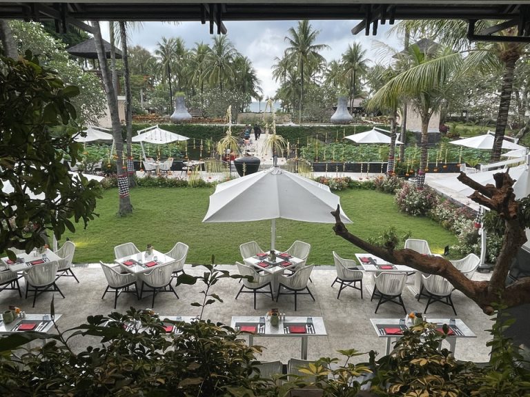 ロビーから見える中庭