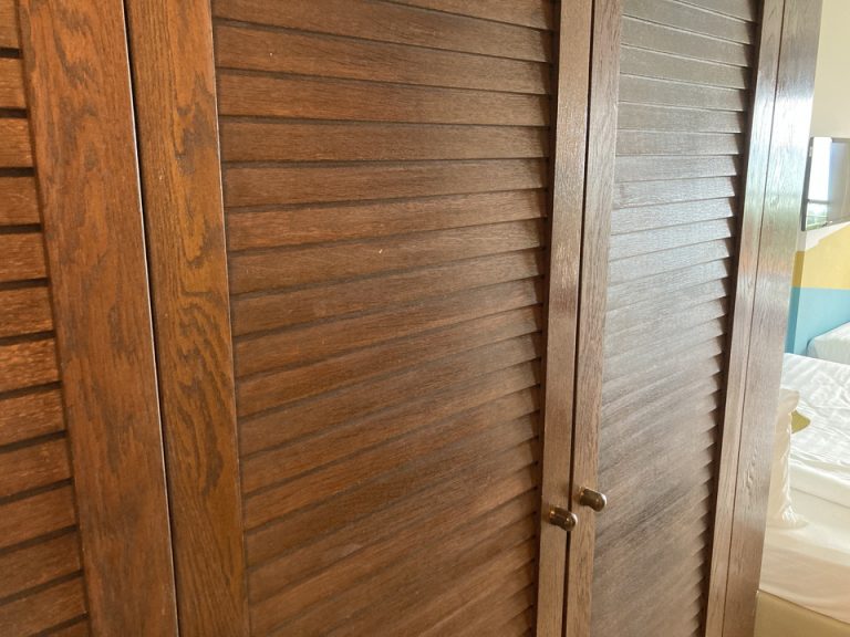 クローゼット。重厚感のある造りです。