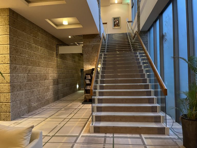 フロント前廊下