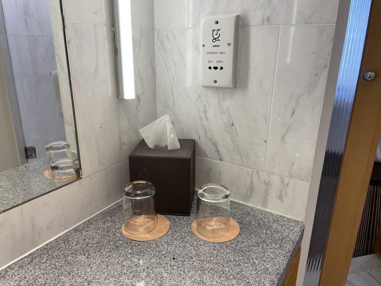 うがいコップ、ティッシュ、コンセント