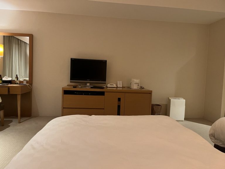 ベッド方向からのからのテレビ