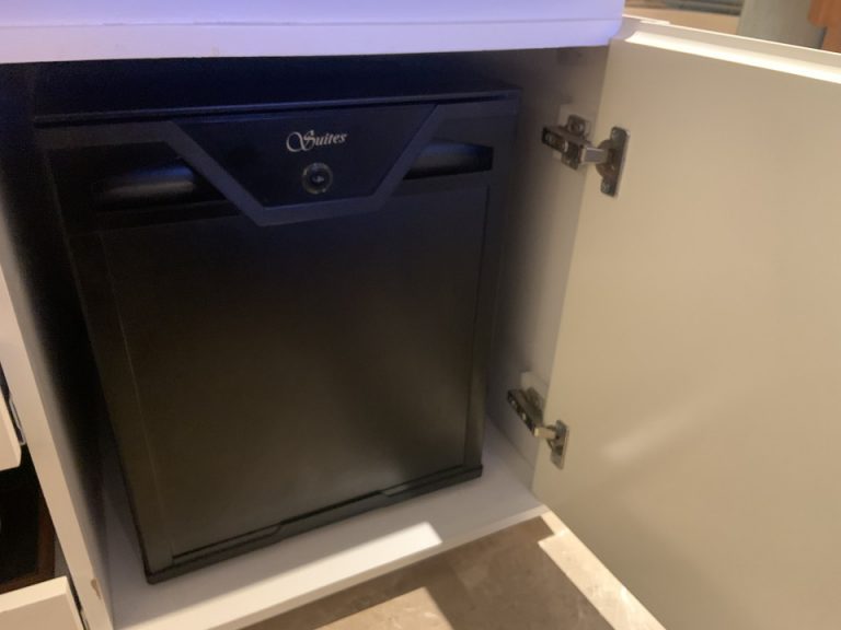 冷蔵庫閉じた状態