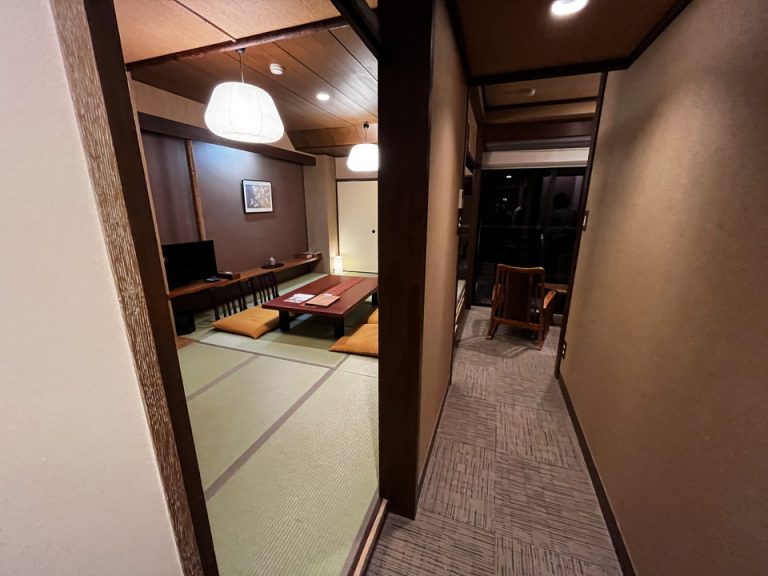 部屋全体窓際方向