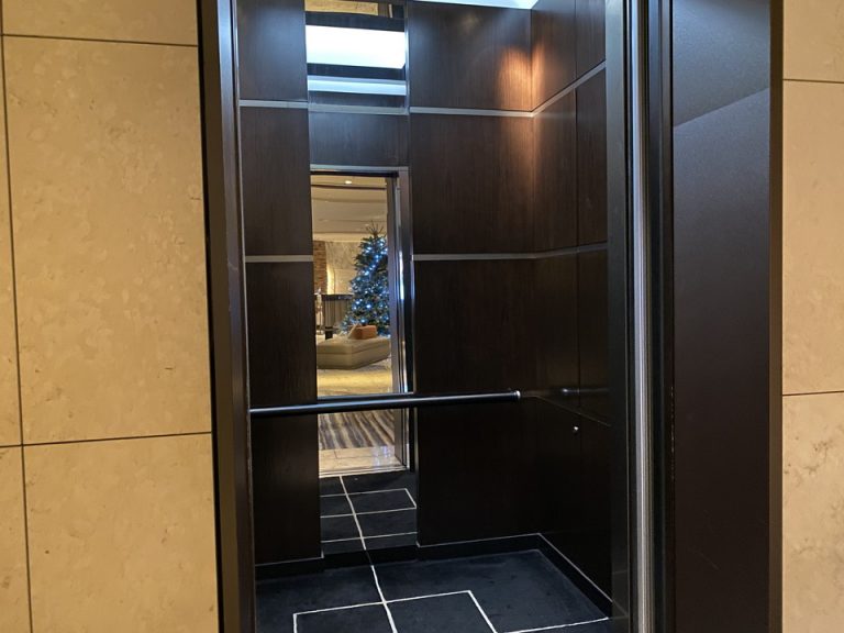 フロント階往きエレベーター内観