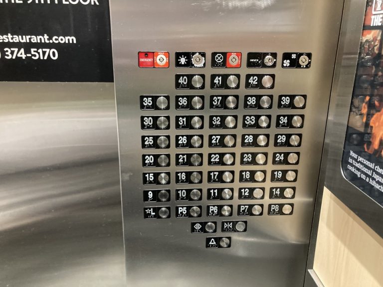 エレベーター内のボタン