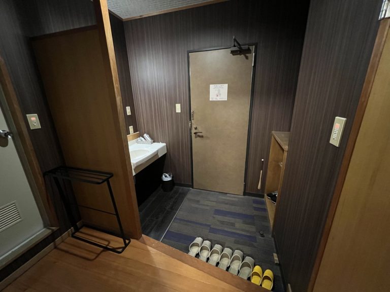 バスルーム内から入口