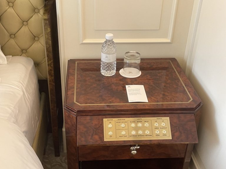 ベッドサイドテーブル右