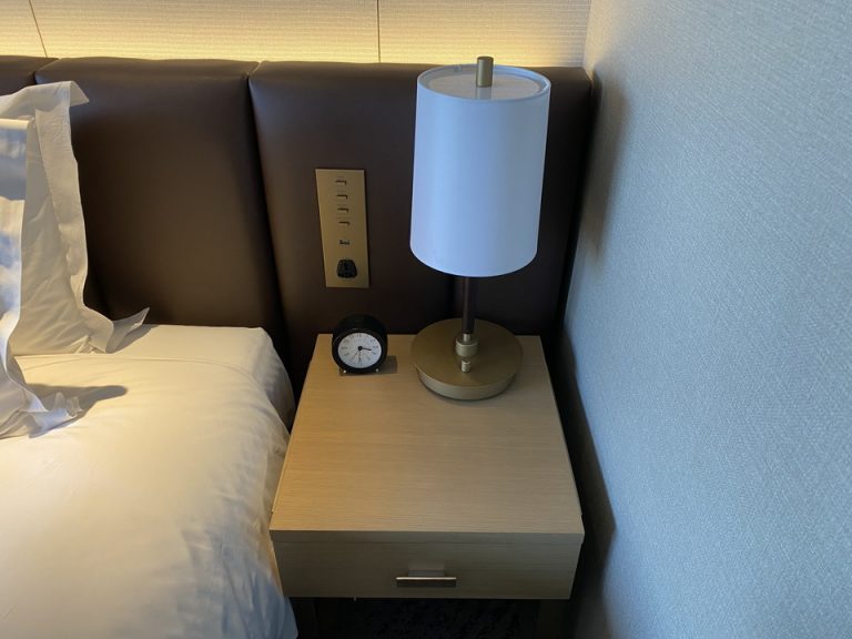ベッドサイドテーブル(時計とランプ)