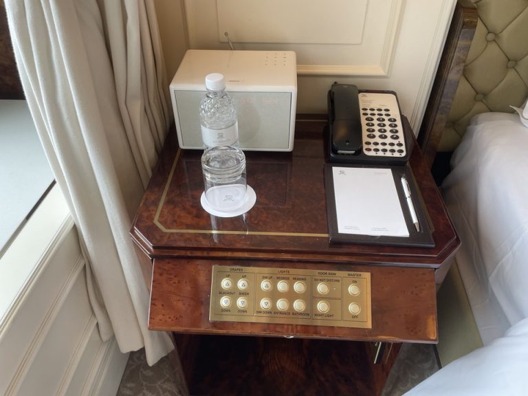 ベッドサイドテーブル左