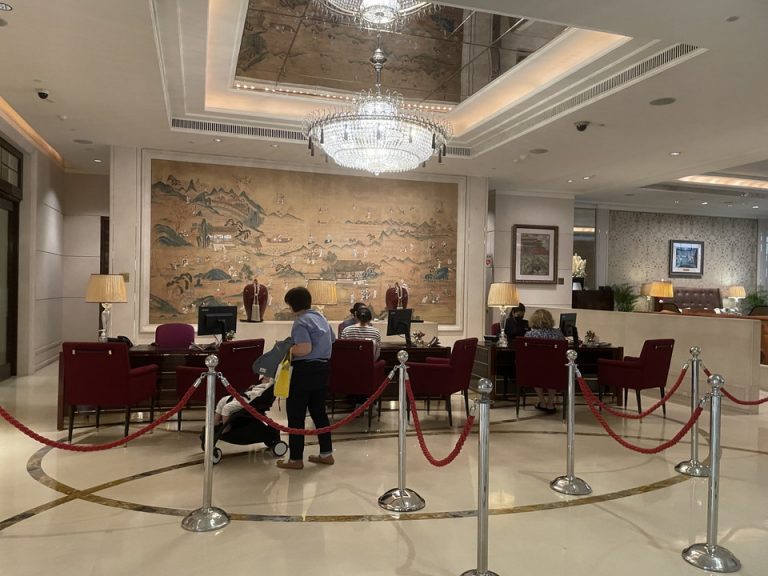 チェックインカウンター