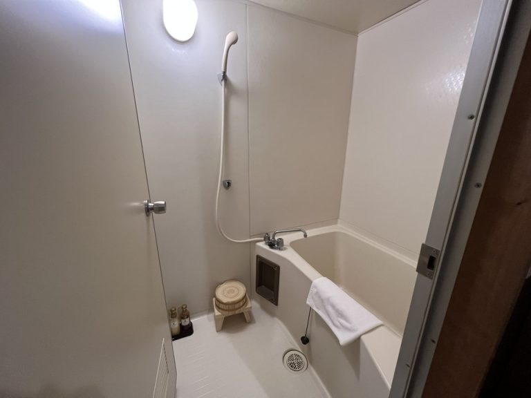 バスルーム入口から全景