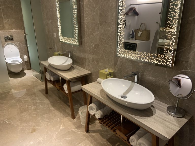 バスルーム入口から全景