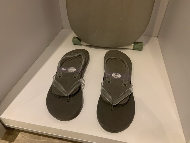 クローゼット外観_開けた状態03