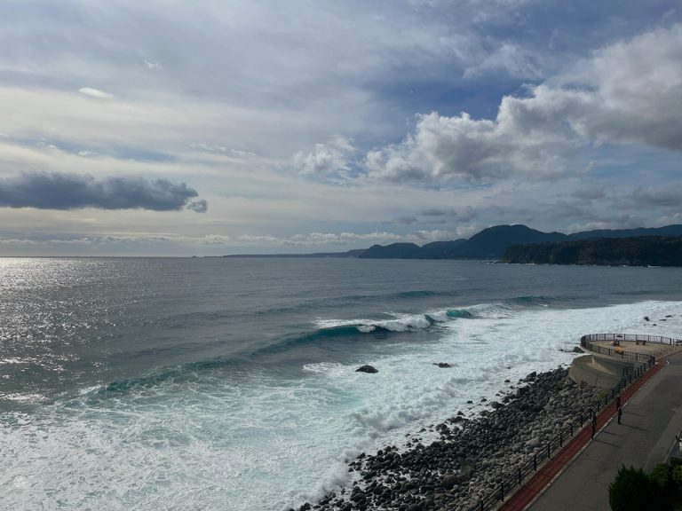 ホテル前の海(2)