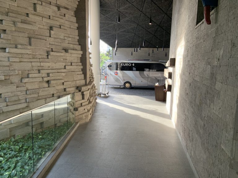 ロビーへ続く廊下_02