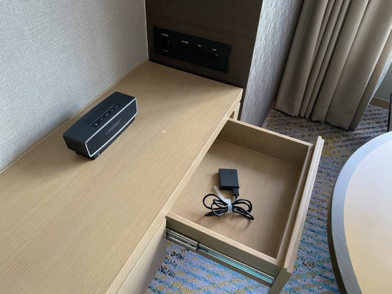 テレビ下の台にスピーカー、コンセント、