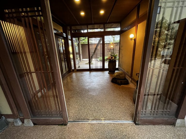 エントランス内観