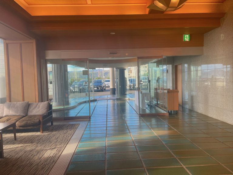 エントランス内観