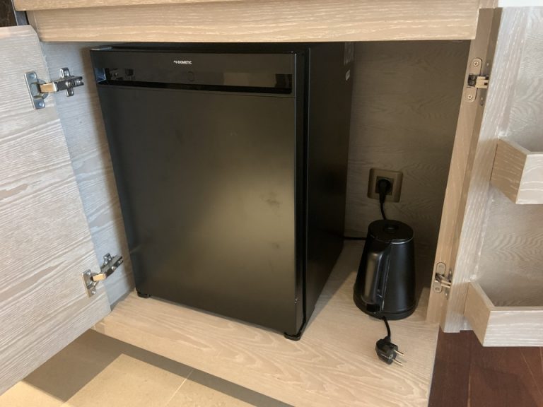 冷蔵庫_閉じた状態