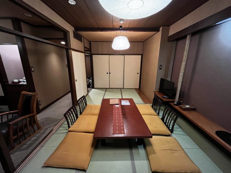 客室全体入口方向