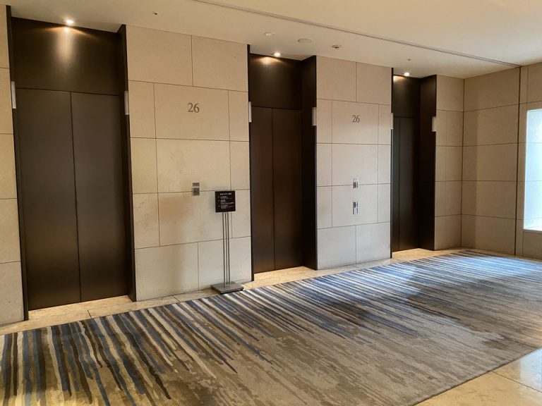 フロント階エレベーターホール