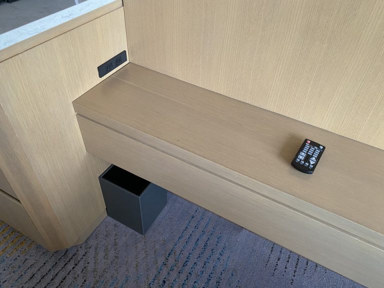 テレビ下にリモコン、コンセント・ゴミ箱