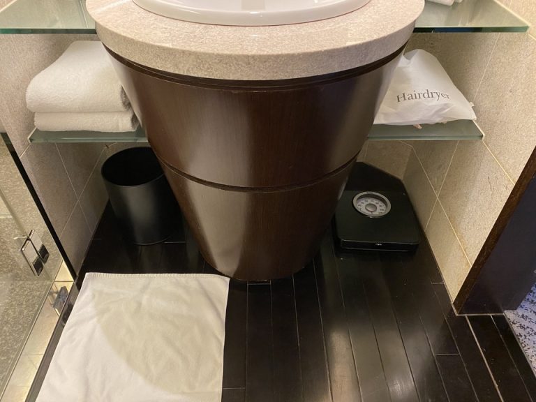 洗面台下のバスタオルや体重計