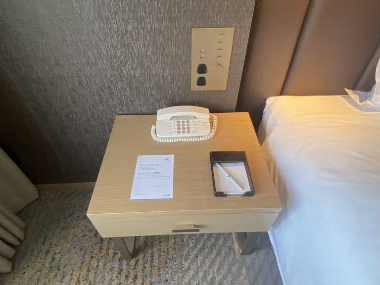 ベッドサイドテーブル(電話・メモ)