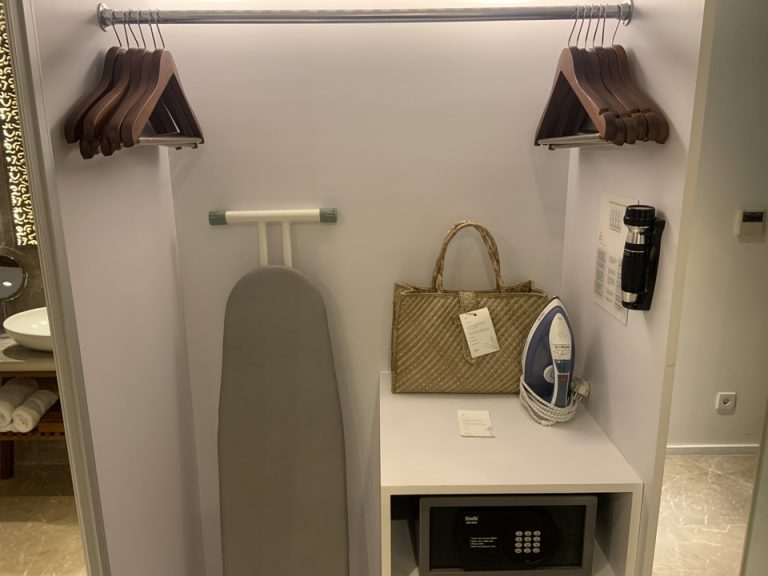 クローゼット外観_開けた状態01