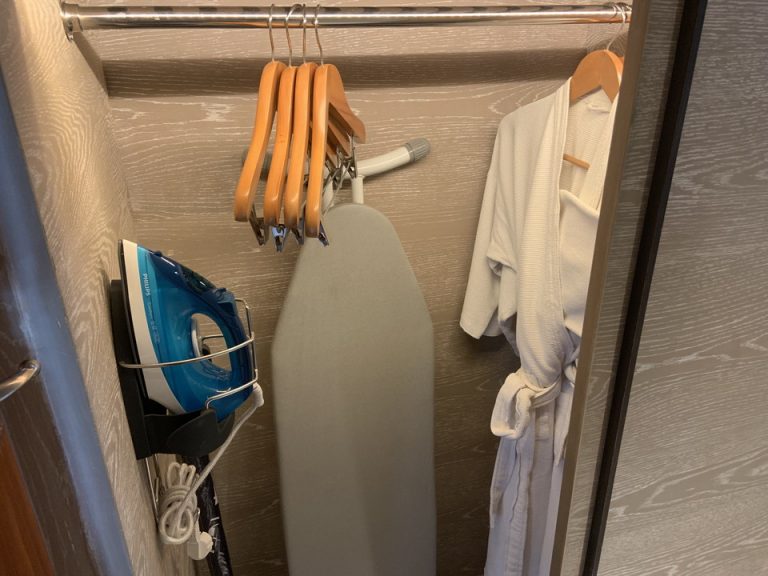 クローゼット外観_開けた状態01