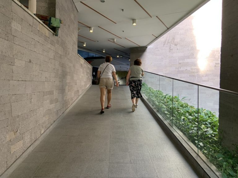 ロビーへ続く廊下_03