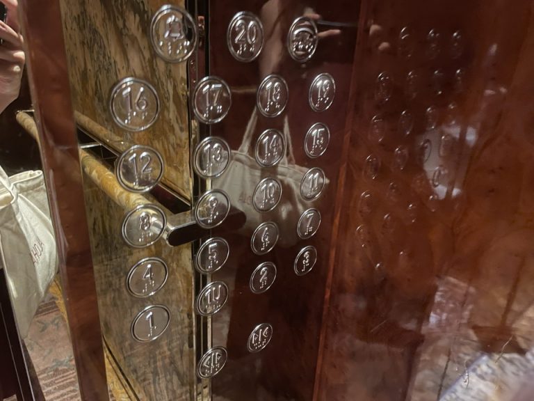 エレベーターボタン