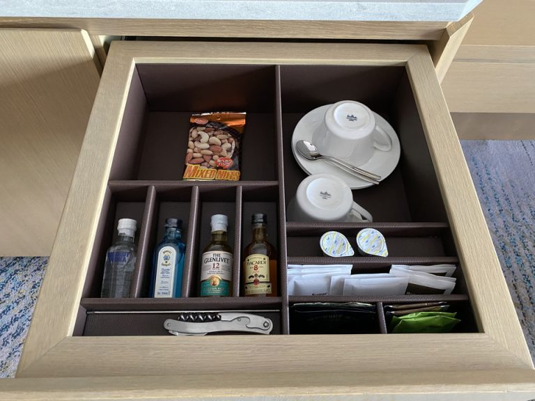 コーヒーカップや無料のお茶、アルコールなど