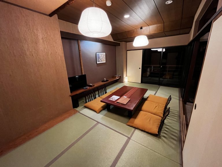 客室全体窓際方向3