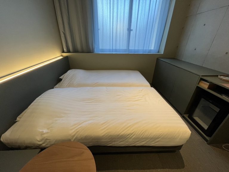 横方向からベッド