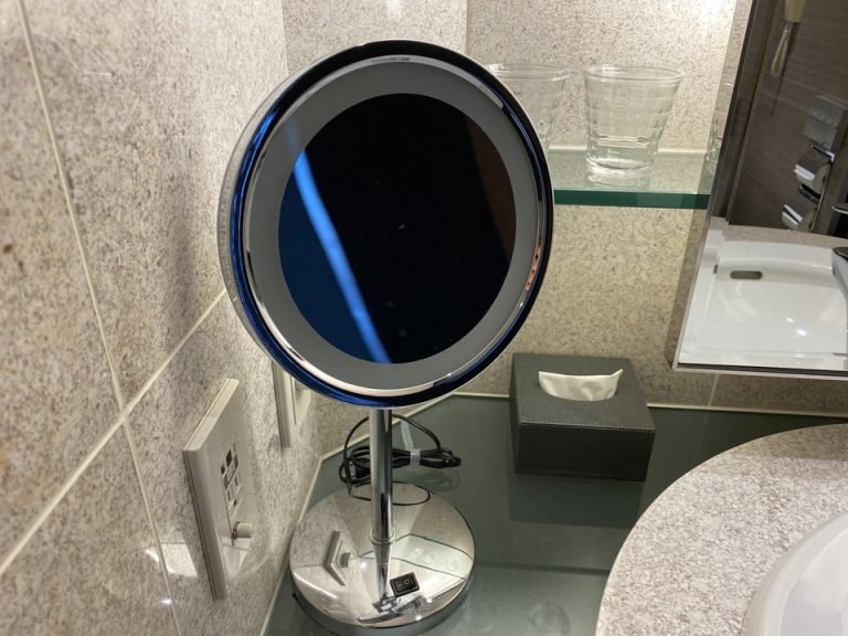 洗面台横の置き鏡