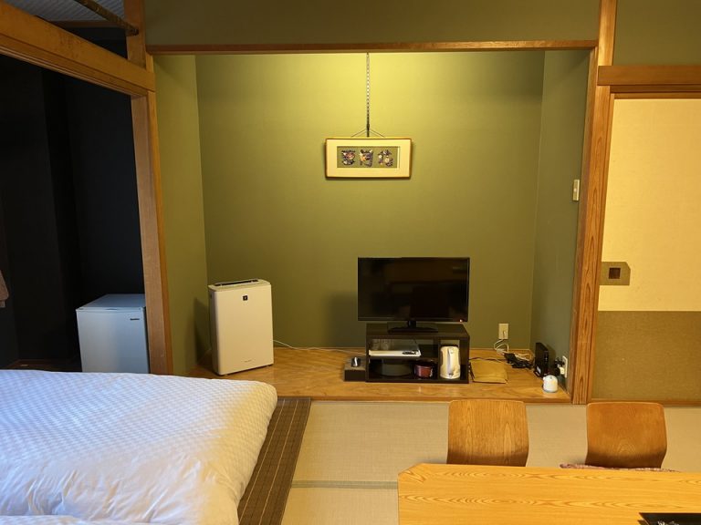 ベッド方向からTV