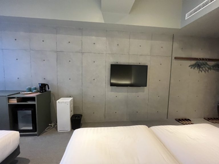 ベッド方向からTV