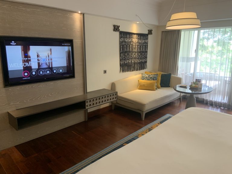 ベッド方向からTV