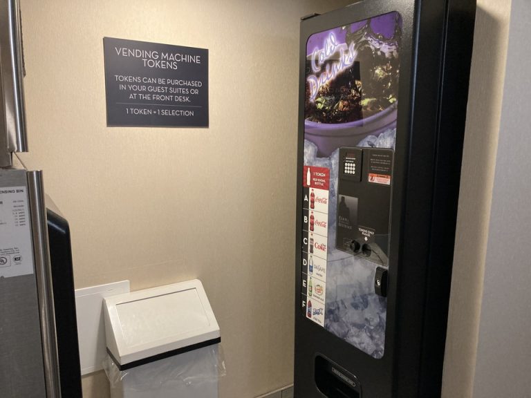 客室階の自動販売機(製氷機と向い合せ)