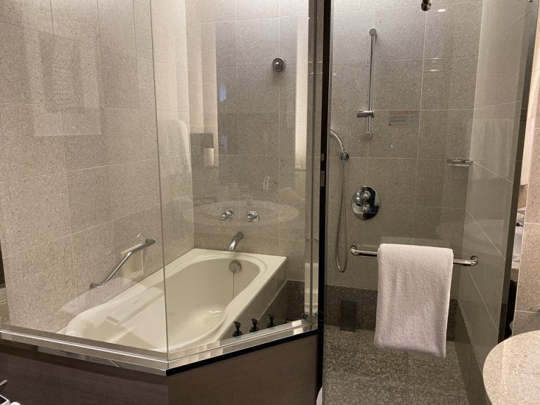 バスルーム全景