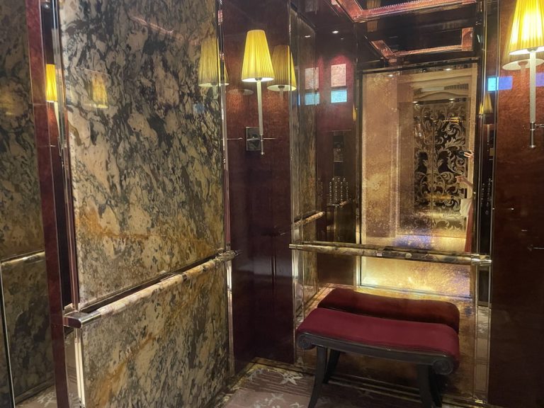 エレベーター中