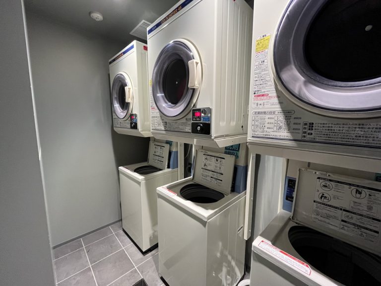 地階コインランドリー
