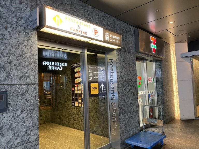 周辺のお店(2階入口のコンビニ)